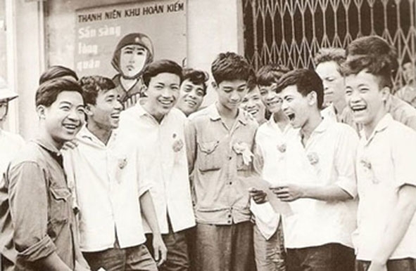 Thanh niên Thủ đô Hà Nội vui mừng khi nhận được giấy trúng tuyển quân sự (Hà Nội, tháng 7-1971).  								                Ảnh tư liệu