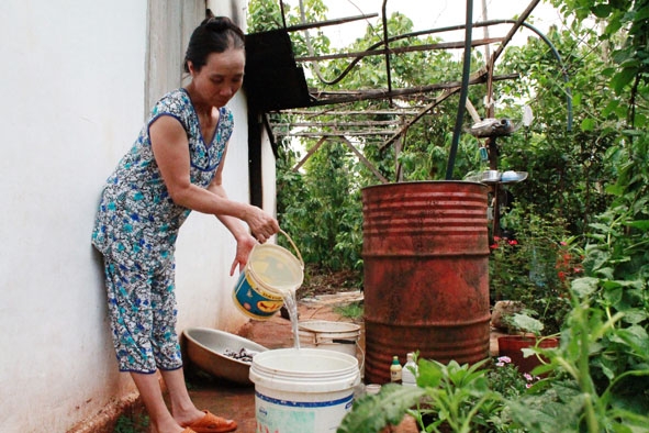 Một số hộ dân ở tổ dân phố 11, phường Ea Tam, TP. Buôn Ma Thuột chưa có nước sạch phục vụ sinh hoạt. 