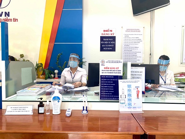 Bộ phận giao tiếp khách hàng của Công ty Điện lực Đắk Lắk thực hiện nghiêm quy định về phòng chống dịch