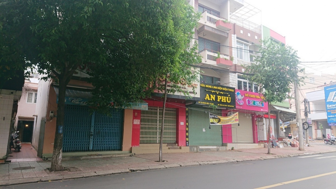 Các cửa hàng kinh doanh trên đường Trần Phú đồng loạt đóng cửa tạm ngừng hoạt động.