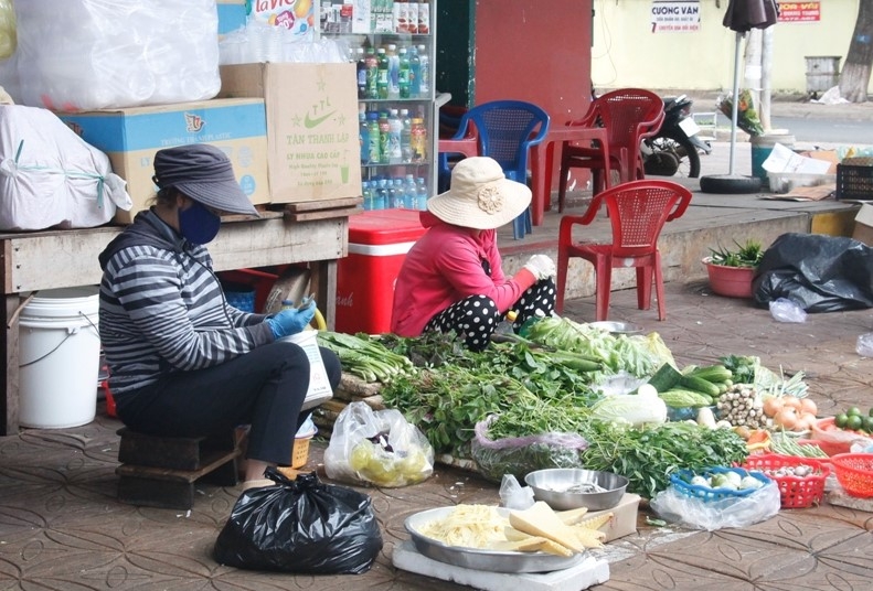 Các tiểu thương ở Chợ trung tâm Buôn Ma Thuột (đường Điện Biên Phủ) thực hiện nghiêm việc đeo khẩu trang và giữ khoảng cách với mọi người. 