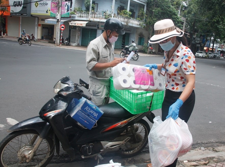 Cán bộ Hội phụ nữ phường Thắng Lợi đặt mua nhu yếu theo danh sách người dân 