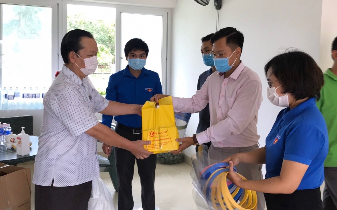Đại diện một nhóm thiện nguyện trao quà hỗ trợ công tác chống dịch tại Bệnh viện Lao và bệnh phổi
