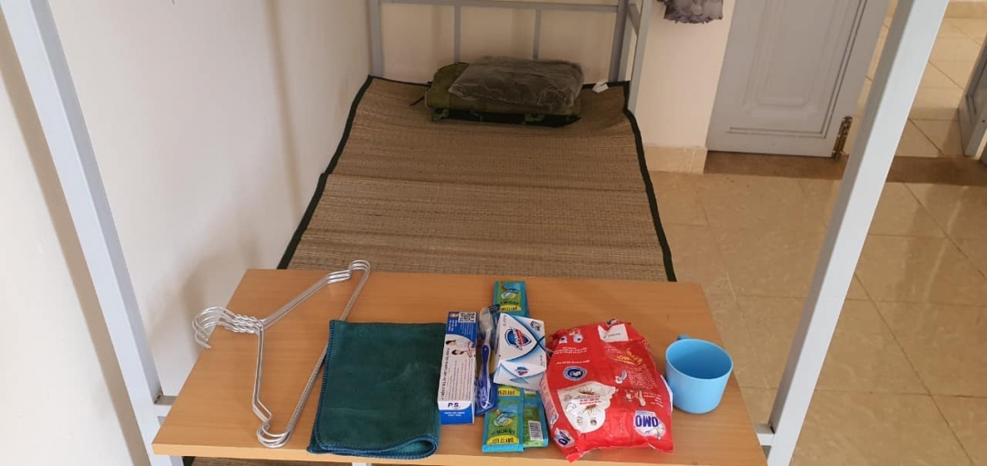 Trên mỗi giường cho người cách ly trong phòng đều được chuẩn bị sẵn các đồ dùng vệ sinh thiết yếu. 