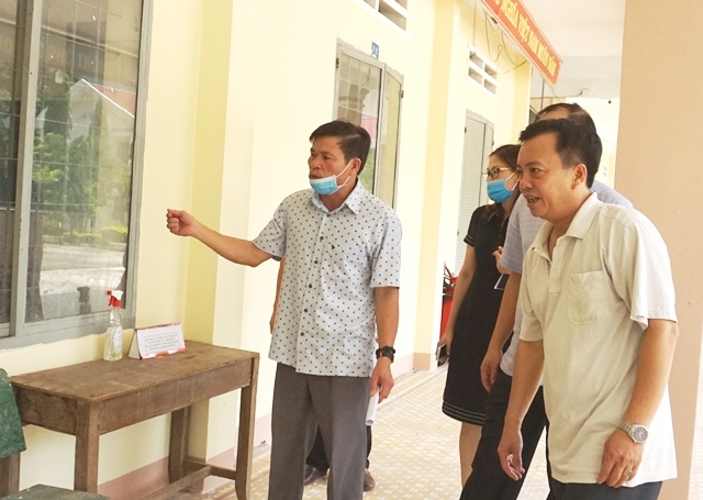 Bí thư Huyện ủy Krông Bông Đỗ Quốc Hương kiểm tra các phòng thi tại điểm thi Trường THPT Krông Bông.