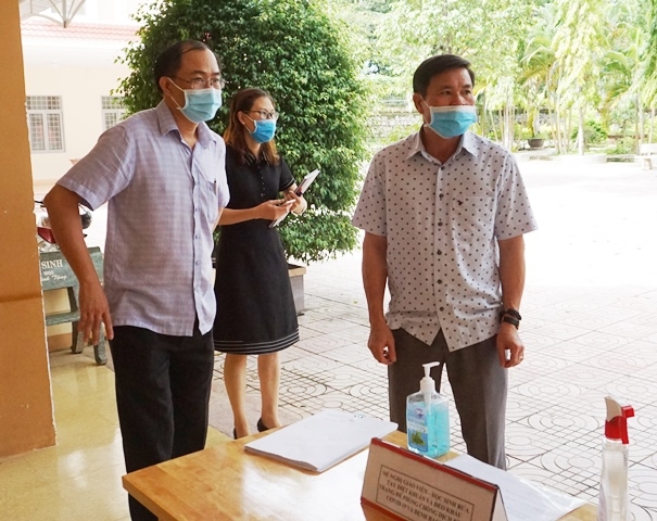 các phòng thi tại điểm thi Trường THPT Krông Bông đều được trang bị nước sát khuẩn.