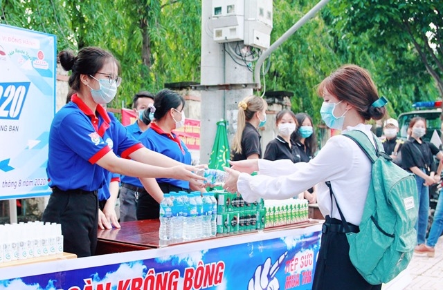 Các tình nguyện viên phát nước uống miễn phí cho thí sinh.