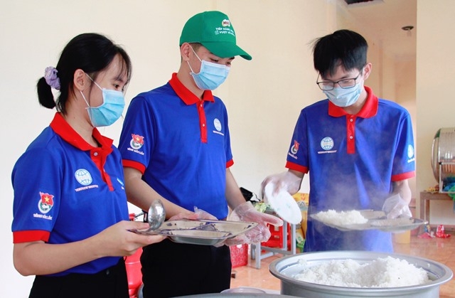 Các tình nguyện viên tự tay nấu những bữa cơm bảo đảm vệ sinh...