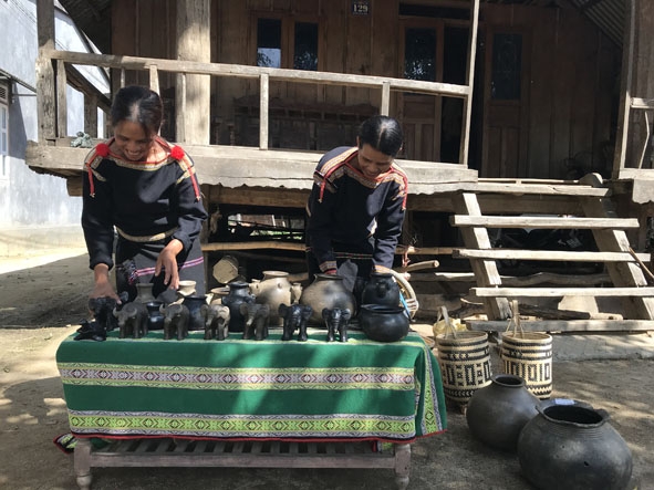 Nghệ nhân nghề gốm ở xã Yang Tao với những sản phẩm gốm của dân tộc mình.   