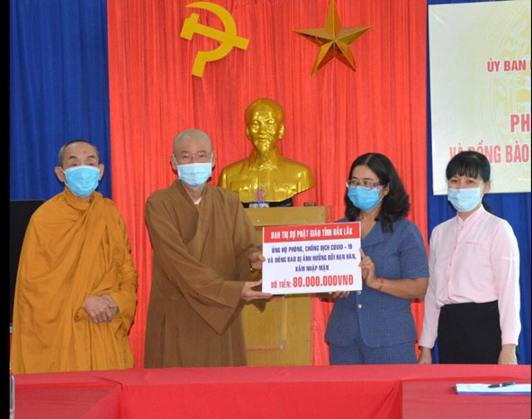 Giáo hội Phật giáo tỉnh trao số tiền ủng hộ công tác phòng, chống dịch cho Ủy ban MTTQ Việt Nam tỉnh. 