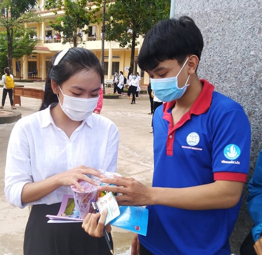 Thanh niên tình nguyện huyện Ea Súp phát nước giải khát miễn phí cho thí sinh