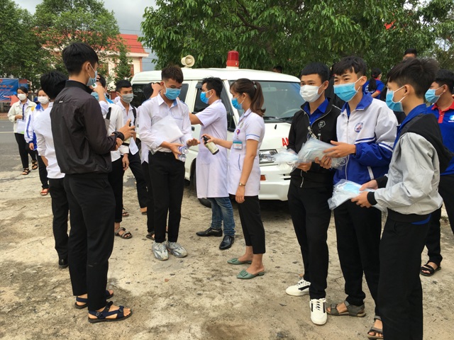 Việc tuân thủ các quy định về phòng, chống dịch bệnh tại điểm thi huyện M'Đrắk được thực hiện nghiêm túc.