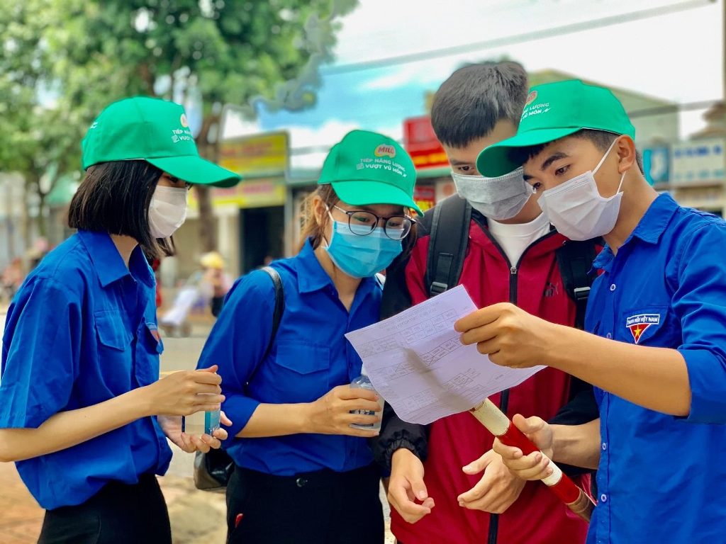 Tình  nguyện viên huyện  Krông Pắc hướng dẫn sơ đồ  phòng thi cho thí sinh.