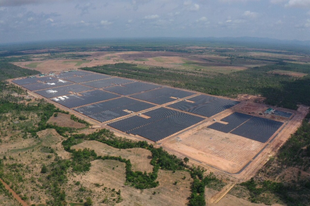 Huyện Ea Súp được kỳ vọng sẽ trở thành trung tâm sản xuất năng lượng điện mặt trời.   Trong ảnh: Toàn cảnh Nhà máy Điện mặt trời Long Thành 1  Ảnh: Minh Thông