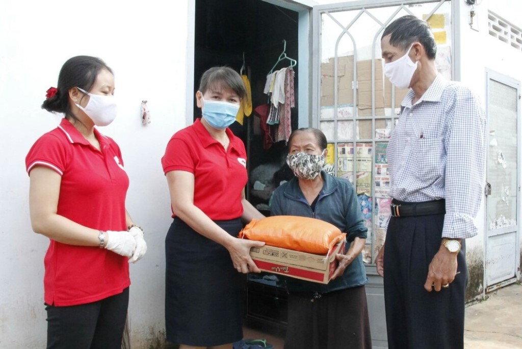 Cán bộ Hội Chữ thập đỏ tỉnh và lãnh đạo phường Tân Tiến tặng quà gia đình bà Nguyễn Thị Ba.