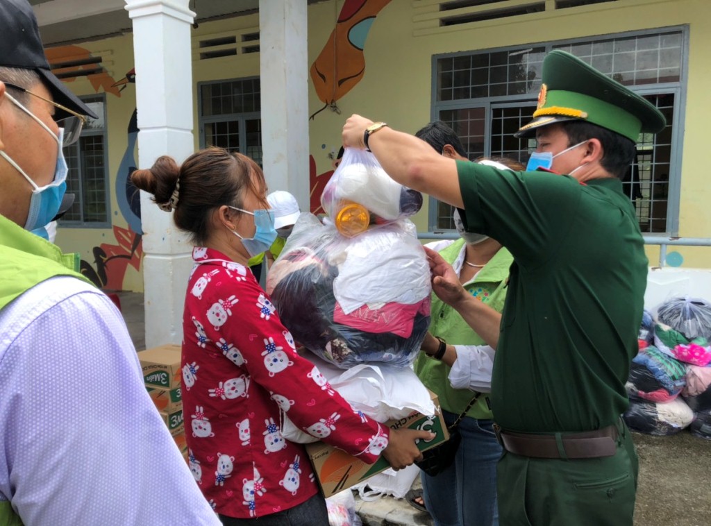 Các đơn vị tặng nhu yếu phẩm cho người dân có hoàn cảnh khó khăn trên địa bàn xã biên giới Krông Na