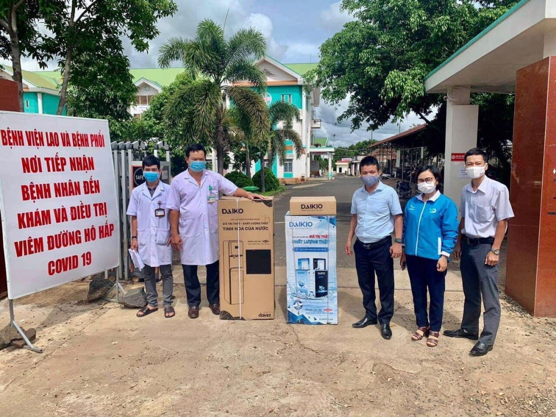 Đại diện Tỉnh Đoàn tặng máy lọc nước cho Bệnh viện Lao và Bệnh phổi tỉnh