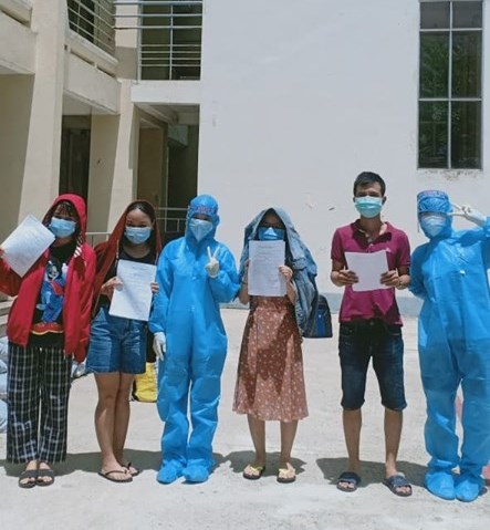 Các nữ tình nguyện viên quê Ðắk Lắk chụp ảnh lưu niệm với những công dân Ðà Nẵng đã hoàn thành thời gian cách ly tập trung.