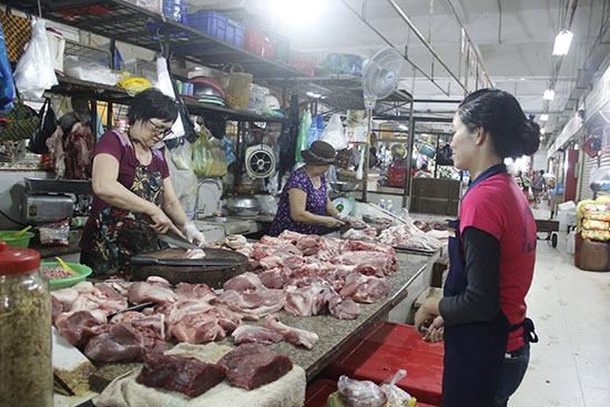 Khách mua thịt heo tại chợ Trung tâm Buôn Ma Thuột