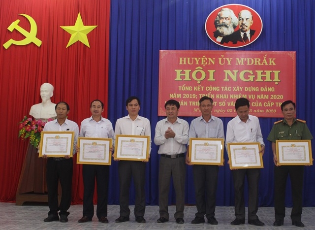 Bí thư Huyện ủy M'Drắk Hồ Duy Thành trao giấy khen biểu dương các tổ chức cơ sở đảng hoàn thành xuất sắc nhiệm vụ năm 2019.  