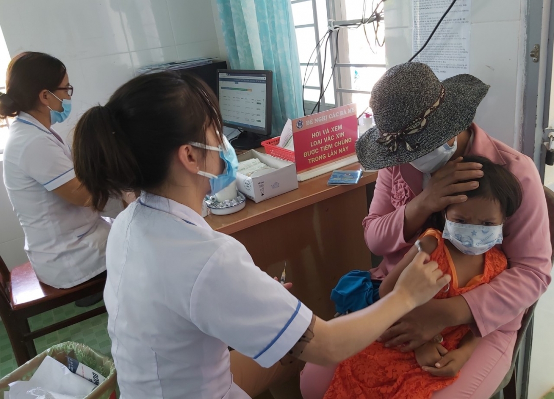 Tiêm vắc xin bạch hầu cho người dân xã Cư Prao, huyện M'Đrắk - nơi mới ghi nhận một trường hợp dương tính với vi khuẩn bạch hầu