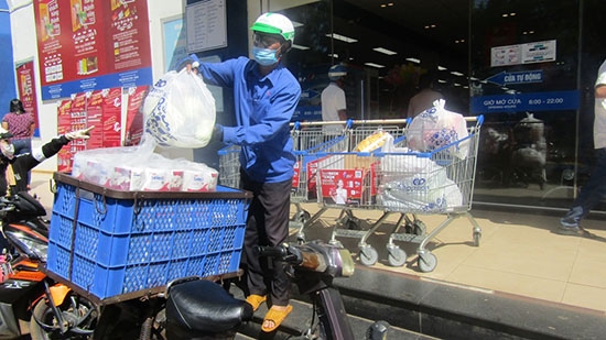 Nhân viên siêu thị Co.opmart Buôn Ma Thuột giao hàng tận nơi cho khách hàng mua sắm trực tuyến