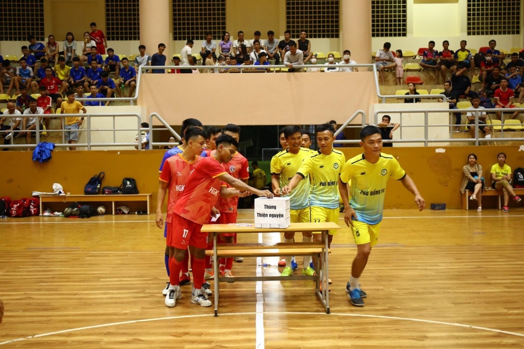 Các cầu thủ quyên góp ủng hộ cựu cầu thủ Cao Hoàng Hải trong trận đấu thiện nguyện giữa Phù Đồng FC và Hưng Gia Khang Dak Lak.