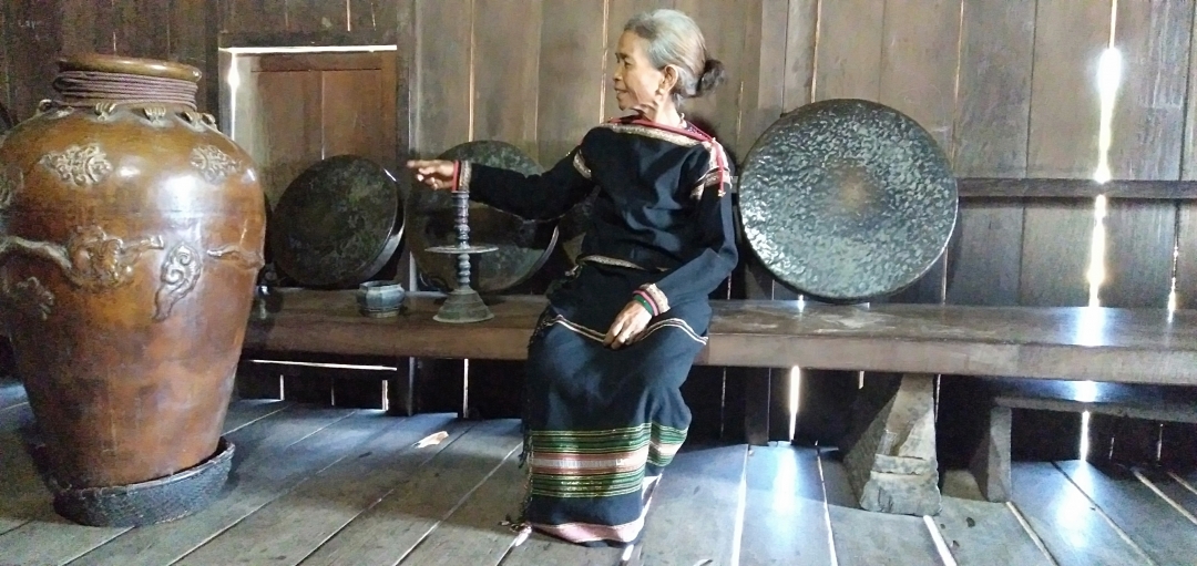 Chiếc  ché tang (sdrang)  cao hơn 1m của  Ađuôn Phú  ở buôn  Đắk Tuôr  (xã Cư Pui). 