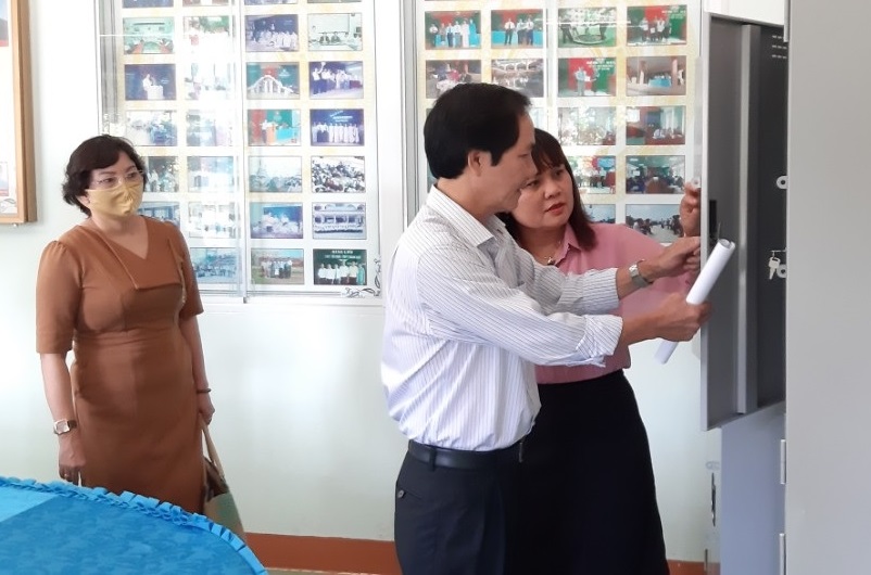 Phó Chủ tịch UBND tỉnh HYim Kđoh (bìa phải) kiểm tra cơ sở vật chất tại điểm thi Trường THPT Cao Bá Quát (TP. Buôn Ma Thuột).