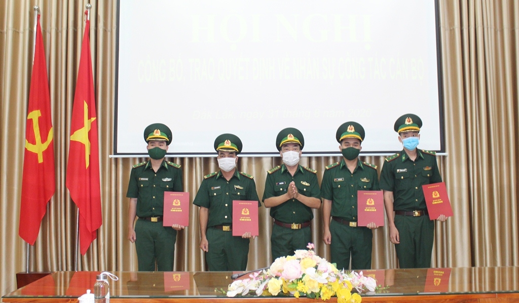 Lãnh đạo Bộ đội Biên phòng tỉnh Đắk Lắk trao quyết định cho các sĩ quan