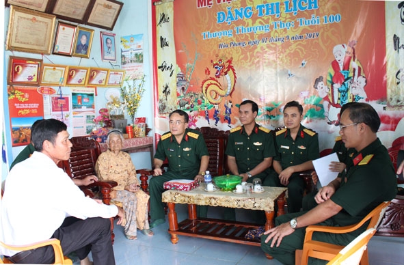 Cán bộ, chiến sĩ lực lượng vũ trang tỉnh đến thăm Mẹ Việt Nam Anh hùng Đặng Thị Lịch (huyện Krông Bông). 