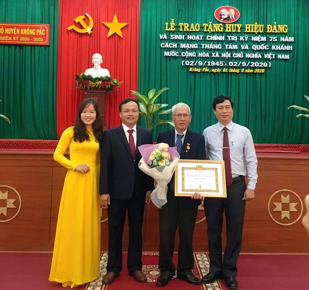 Bí thư Huyện ủy Trần Hồng Tiến (bên phải ảnh)