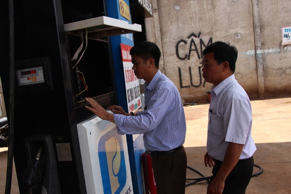 Cán bộ  Chi cục Thuế  khu vực Ea H’leo - Krông Búk  kiểm tra thực tế  hoạt động  kinh doanh  xăng dầu  của một  doanh nghiệp trên địa bàn. 