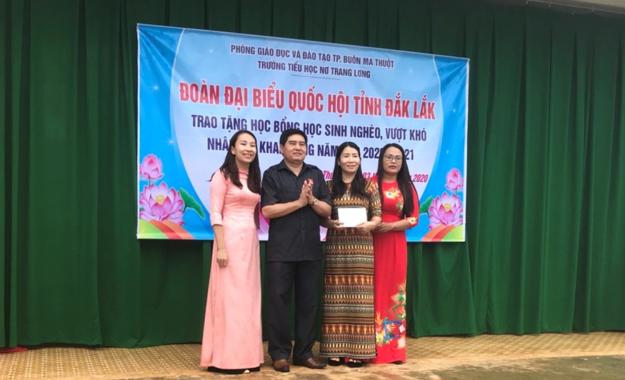 Đoàn Đại biểu Quốc hội tỉnh tặng quà Trường Tiểu học Nơ Trang Lơng