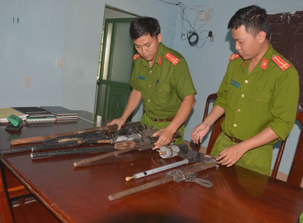 Các vũ khí Công an xã Krông Na thu được qua công tác vận động người dân giao nộp. 