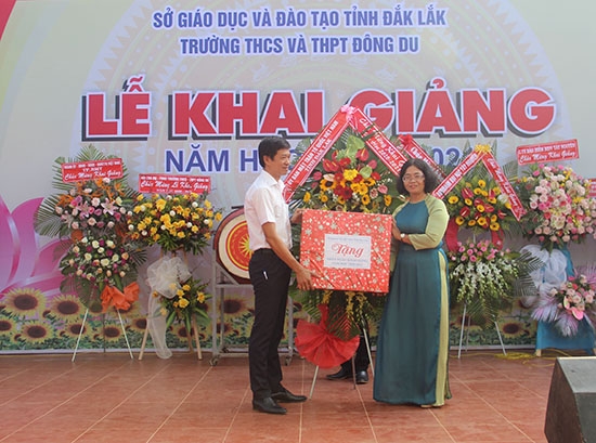 ... và tặng hoa chúc mừng thầy và trò Trường THCS & THPT Đông Du 