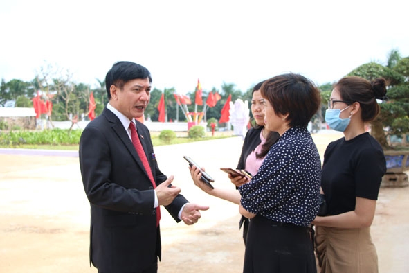 Đồng chí Bùi Văn Cường, Ủy viên Trung ương Đảng, Bí thư Tỉnh ủy trả lời phỏng vấn báo chí.