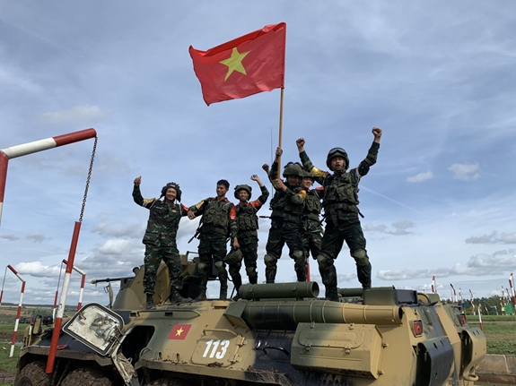 Đội tuyển Công binh QĐND Việt Nam ăn mừng chiến thắng.