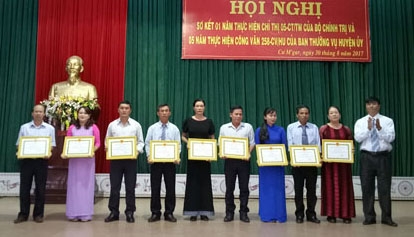 Khen thưởng những tập thể, cá nhân có thành tích xuất sắc trong học tập và làm theo tư tưởng, đạo đức, phong cách Hồ Chí Minh. 