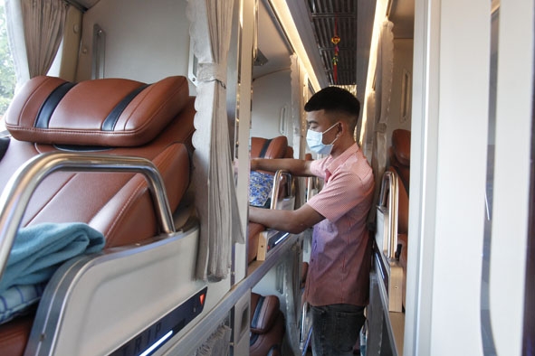 Nhân viên nhà xe Thuận An kiểm tra lại phương tiện chuẩn bị cho chuyến đi đầu tiên về TP. Đà Nẵng sau thời gian tạm dừng hoạt động do dịch bệnh.