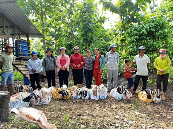 Hội Liên hiệp Phụ nữ  xã Ea M'droh tặng  dê giống giúp hội viên nghèo  gây dựng kinh tế  gia đình. 