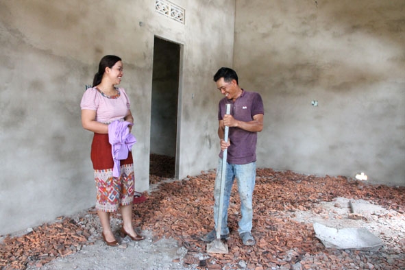 Anh Nguyễn Văn Cường - con trai bà Nguyễn Thị Hương ở thôn Cư Nghĩa (xã Cư Huê) giúp đỡ mẹ hoàn thiện căn nhà 167. 