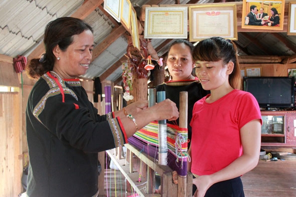 Dạy nghề dệt thổ cẩm cho phụ nữ dân tộc thiểu số ở xã Ea Kao (TP. Buôn Ma Thuột).