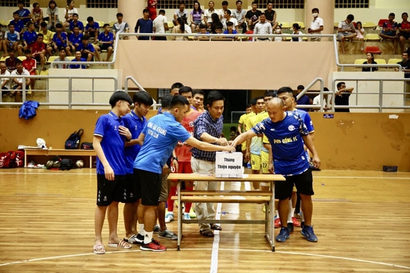 Các cầu thủ, ban huấn luyện hai đội Hưng Gia Khang Dak Lak và Phù Đổng FC ủng hộ cầu thủ Cao Hoàng Hải trước trận đấu giao hữu. Ảnh: Phủi Tây Nguyên