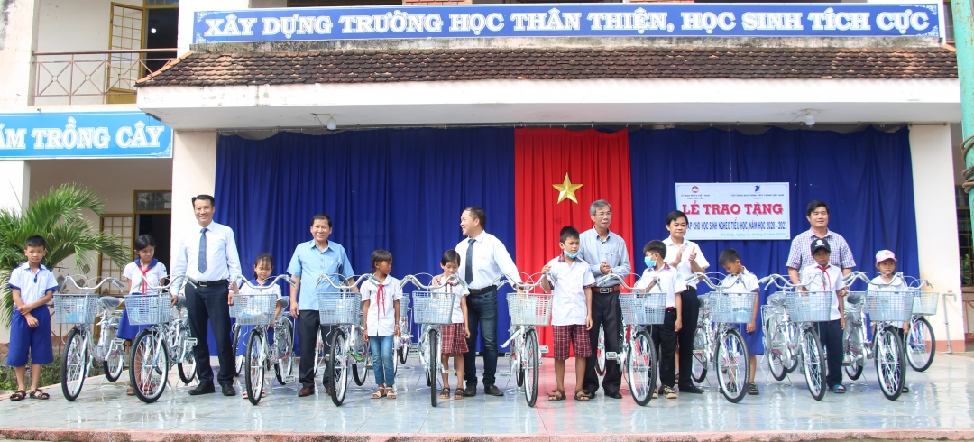 Trao tặng xe đạp cho học sinh khó khăn