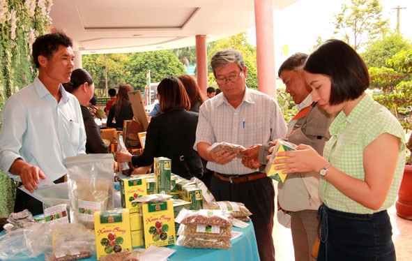 Du khách tìm hiểu sản phẩm trà thảo dược túi lọc Xuân Sang của Hợp tác xã Hợp Nhất.  