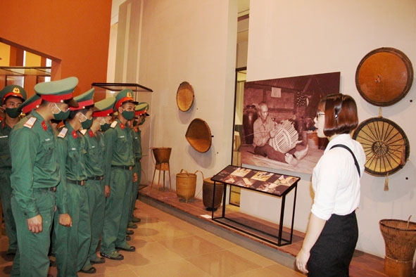 Cán bộ, đoàn viên thanh niên lực lượng vũ trang tỉnh tìm hiểu lịch sử, văn hóa các dân tộc tại Bảo tàng tỉnh.