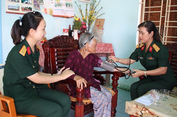 Quân y Bệnh xá 48 thăm khám bệnh cho Mẹ Việt Nam Anh hùng Đặng Thị Lịch ở xã Hòa Phong,  huyện Krông Bông.    