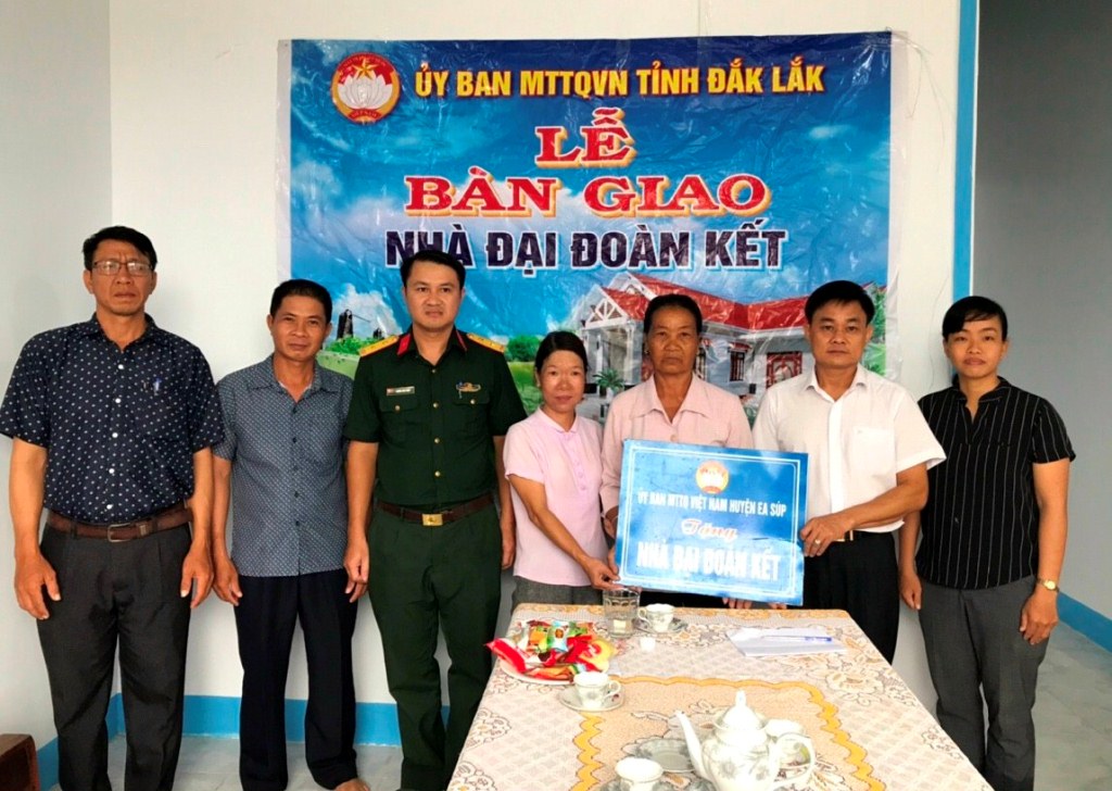 Đại diện các đơn vị bàn giao nhà ở cho bà Nguyễn Thị Bé Nhỏ 