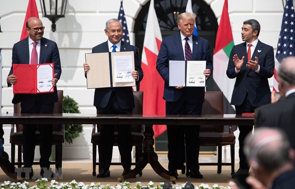 (Từ trái sang): Ngoại trưởng Bahrain Abdullatif al-Zayani, Thủ tướng Israel Benjamin Netanyahu, Tổng thống Mỹ Donald Trump và Ngoại trưởng UAE Abdullah bin Zayed Al-Nahyan tại lễ ký thỏa thuận bình thường hóa quan hệ ở Nhà Trắng, Washington DC., Mỹ. Ảnh: TTXVN
